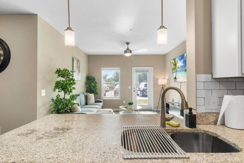 Elegant 1Br/1Ba Condo With Pool, Gym And Laundry 墨尔本 外观 照片