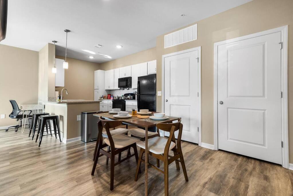Elegant 1Br/1Ba Condo With Pool, Gym And Laundry 墨尔本 外观 照片