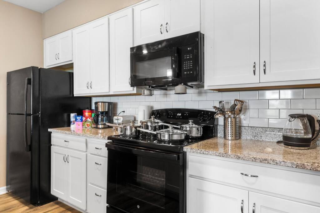 Elegant 1Br/1Ba Condo With Pool, Gym And Laundry 墨尔本 外观 照片