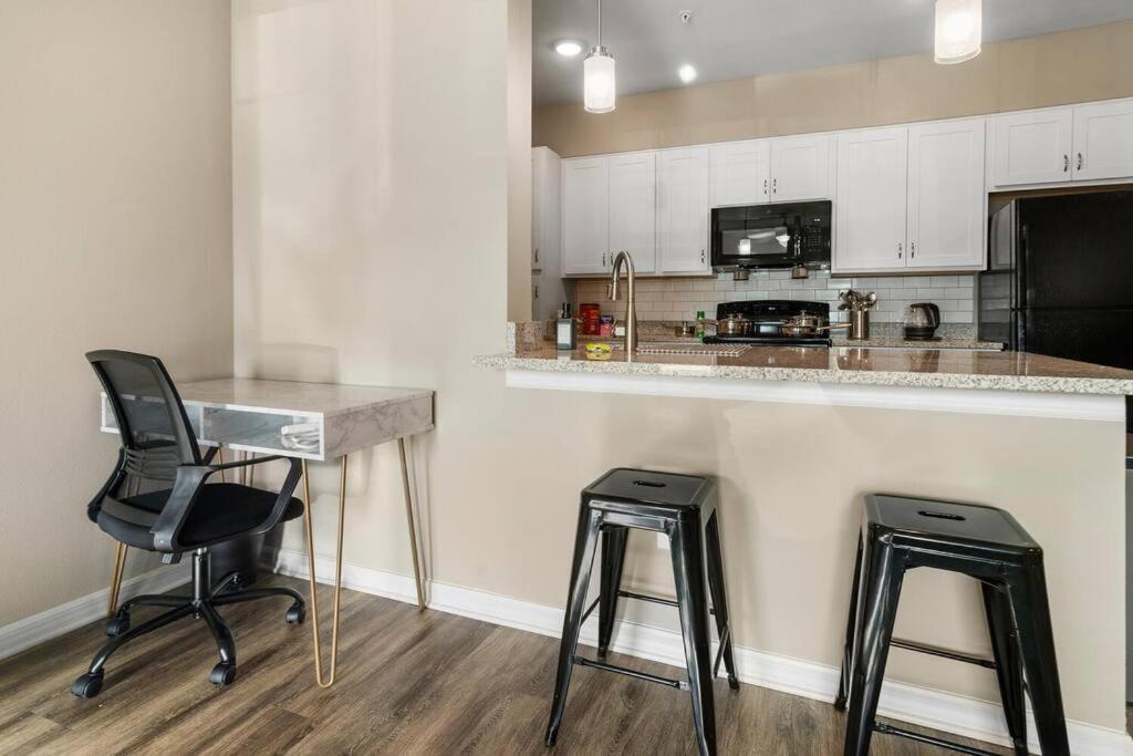 Elegant 1Br/1Ba Condo With Pool, Gym And Laundry 墨尔本 外观 照片