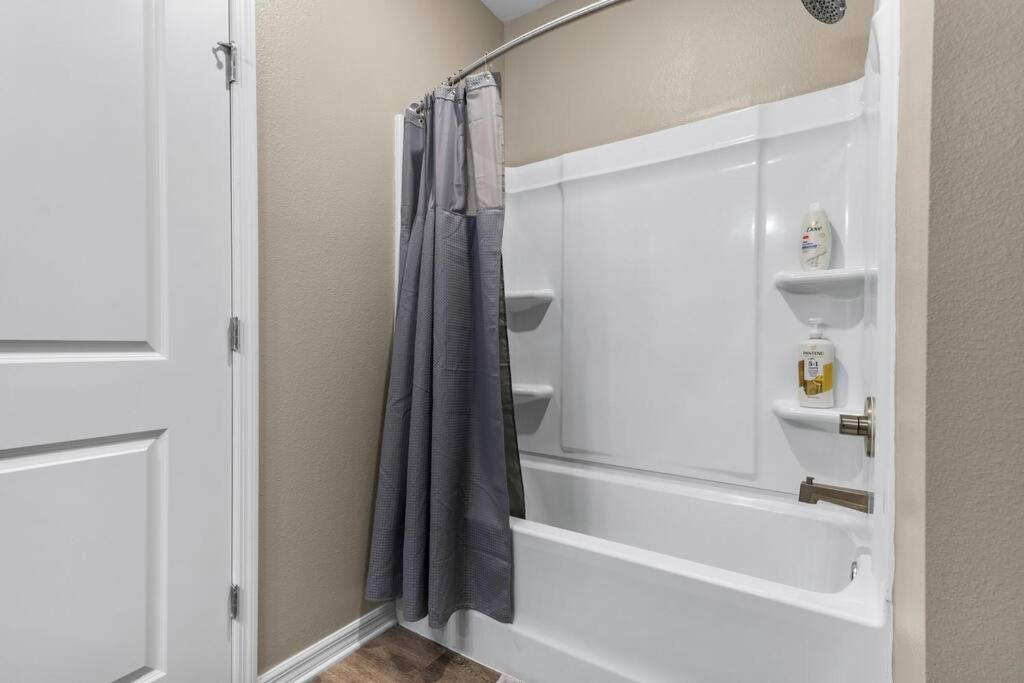 Elegant 1Br/1Ba Condo With Pool, Gym And Laundry 墨尔本 外观 照片